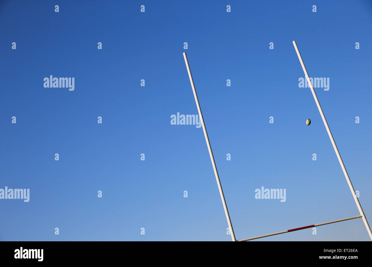 Rugby-Ball durch Ziel fliegen Stockfoto