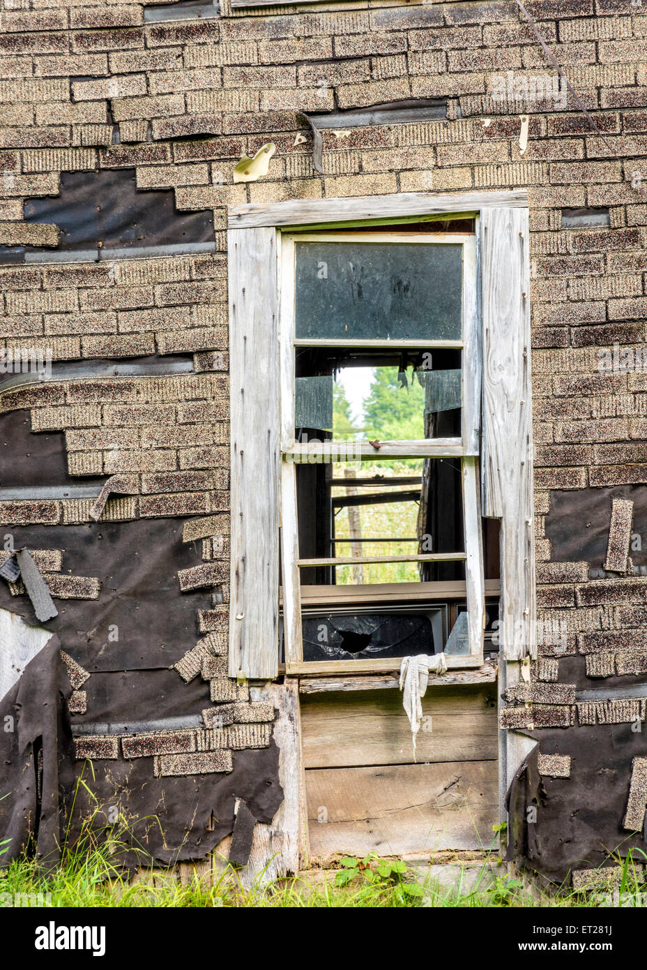 Alte Fenster in Teer-Papier-Hütte Stockfoto