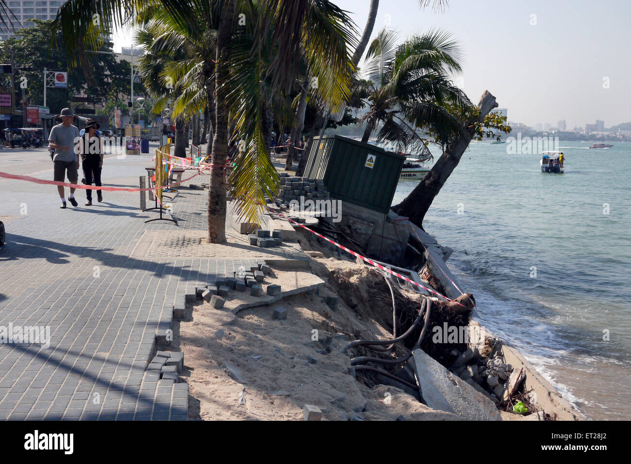 Seeabnutzung macht Stromkabel direkt am Strand in Pattaya Thailand Stockfoto