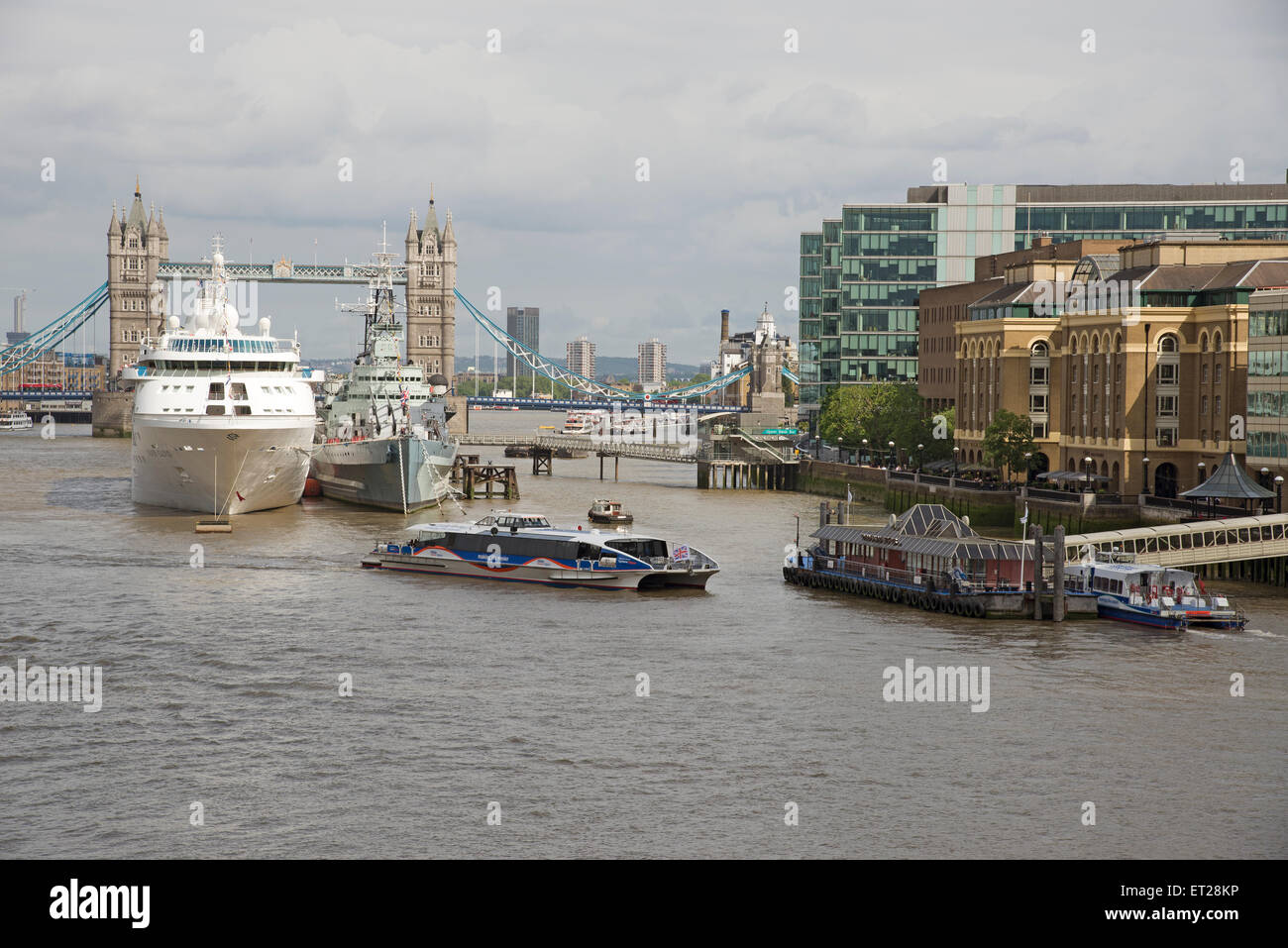 Kreuzfahrtschiff festgemacht neben HMS Belfast auf dem Fluss Themse London UK Stockfoto