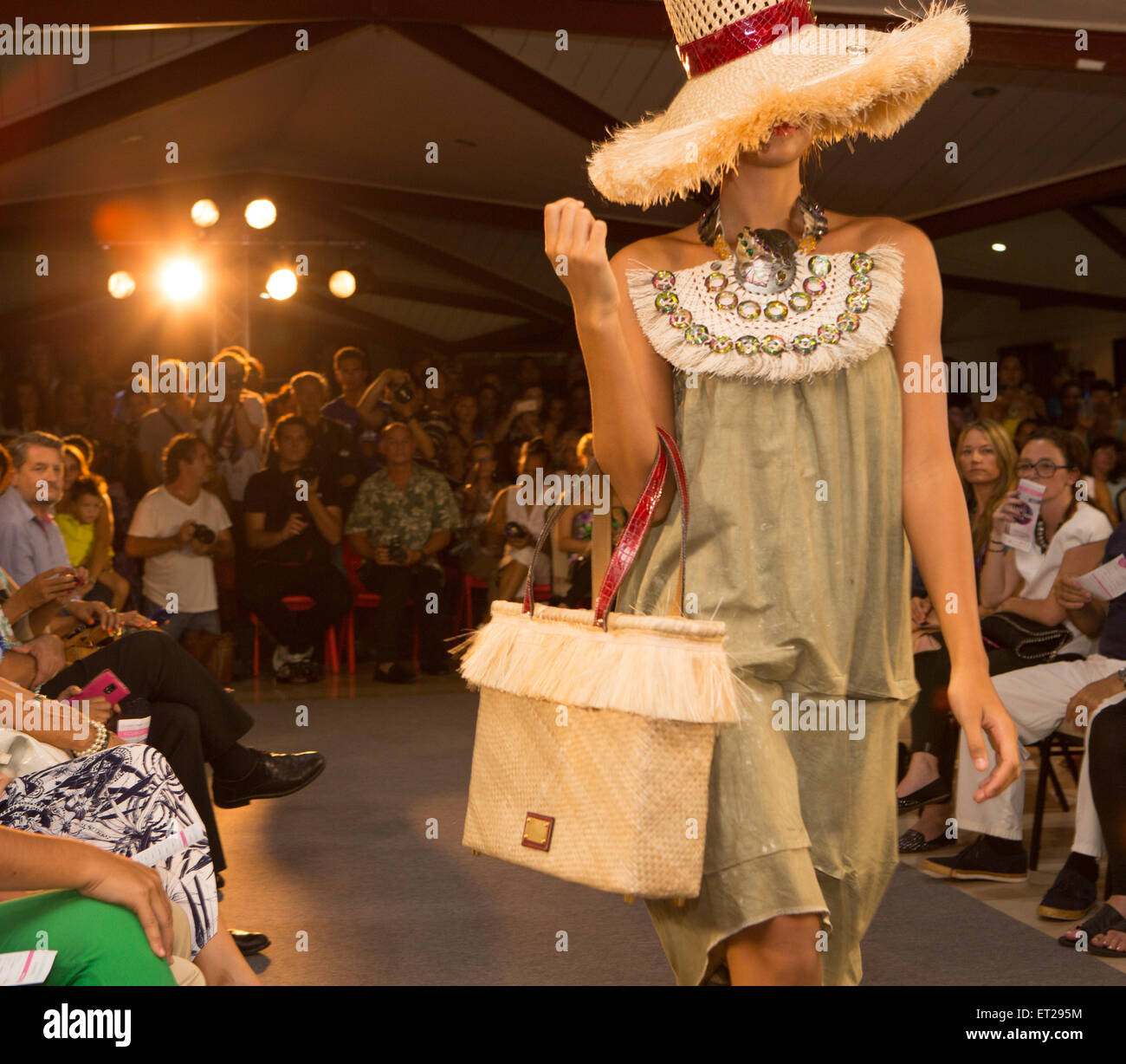 Papeete, Französisch-Polynesien, 10. Juni 2015. Ein Model auf dem Laufsteg tragen Fenua Pop am ersten Tag der Modewoche Tahiti in Papeete, Französisch-Polynesien auf Mittwoch, 10. Juni 2015. Bildnachweis: KELLY FAJACK/Alamy Live-Nachrichten Stockfoto