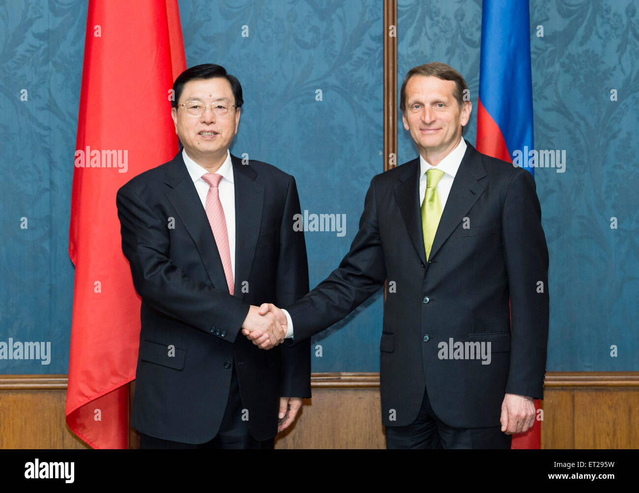Moskau, Russland. 9. Juni 2015. Zhang Dejiang (L), Vorsitzender des ständigen Ausschusses China des nationalen Volkskongresses, schüttelt Hände mit Sergei Naryshkin, Sprecher der russischen Staatsduma in Moskau, Russland, 9. Juni 2015. Bildnachweis: Xie Huanchi/Xinhua/Alamy Live-Nachrichten Stockfoto