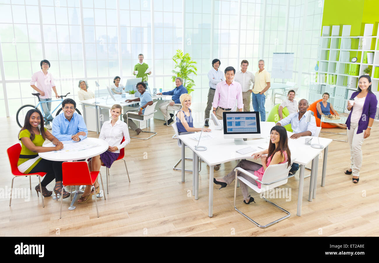 Gruppe von Geschäftsleuten im Büro Stockfoto