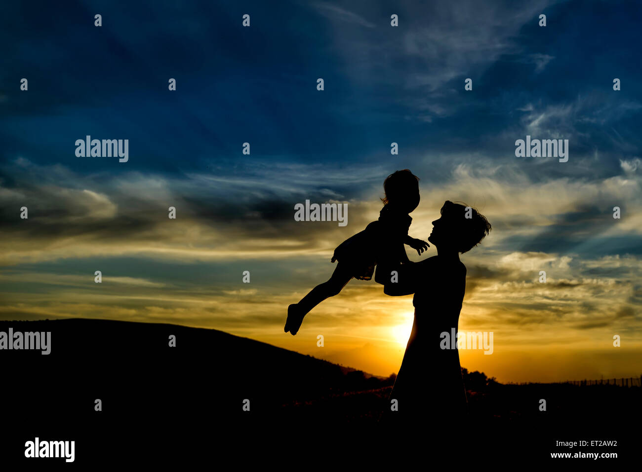 glückliche Mutter und Tochter Spaß bei Sonnenuntergang Stockfoto