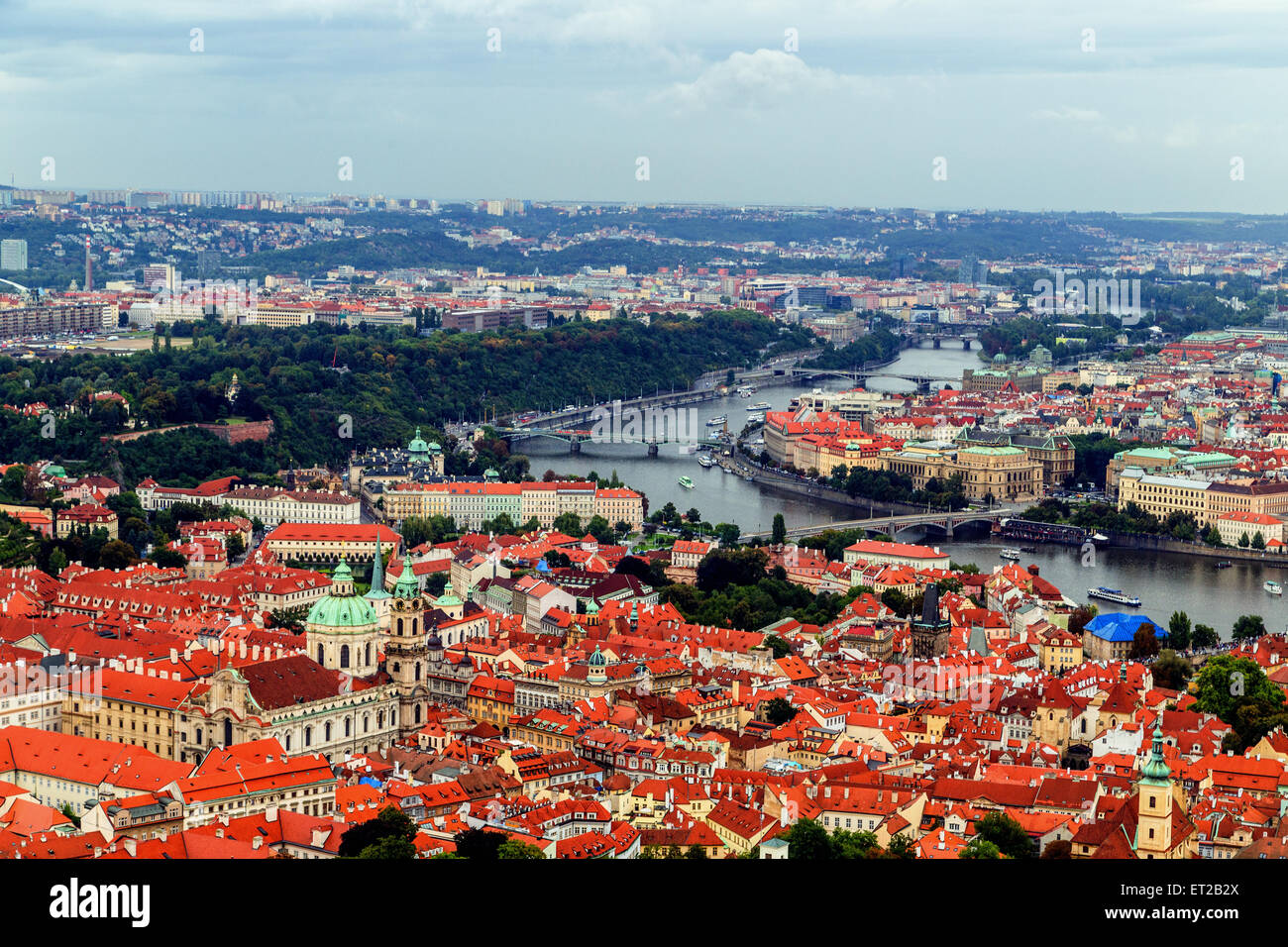 Düsteren Tag Regen und Nebel über die roten Dächer von Prag in der Tschechischen Republik in Mitteleuropa in einer Ansicht aus dem Turm auf den Petrin-Hügel. Stockfoto