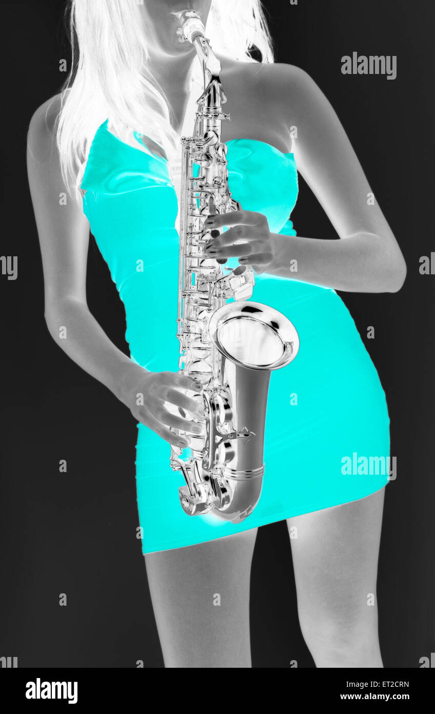 Farbige Frau in einem engen Aqua Kleid das Altsaxophon zu spielen. Jazz, Pop, Rock, Funk, Stockfoto