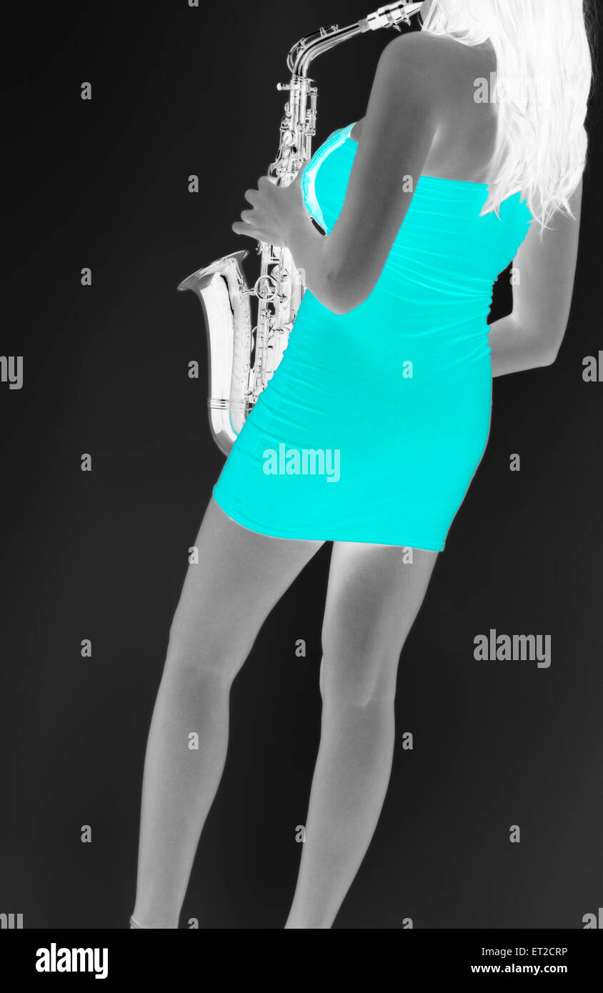 Farbige Frau in einem engen roten Kleid, das Alt-Saxophon zu spielen. Pop, jazz, Funk, rock Stockfoto