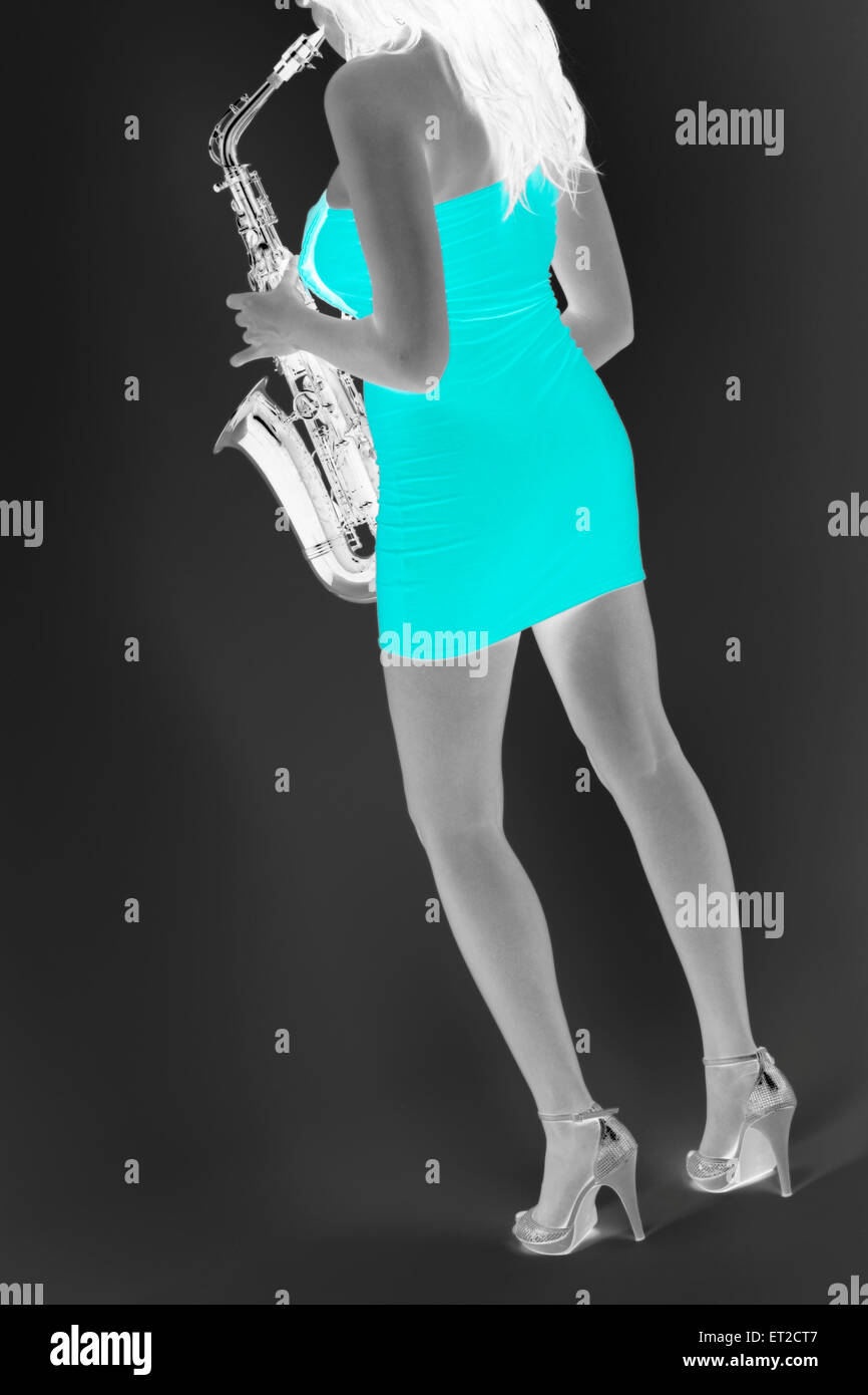 Alto Sax-Spieler. Farbige Frau in einem engen roten Kleid. Jazz, Pop, Funk, Rock, Stockfoto