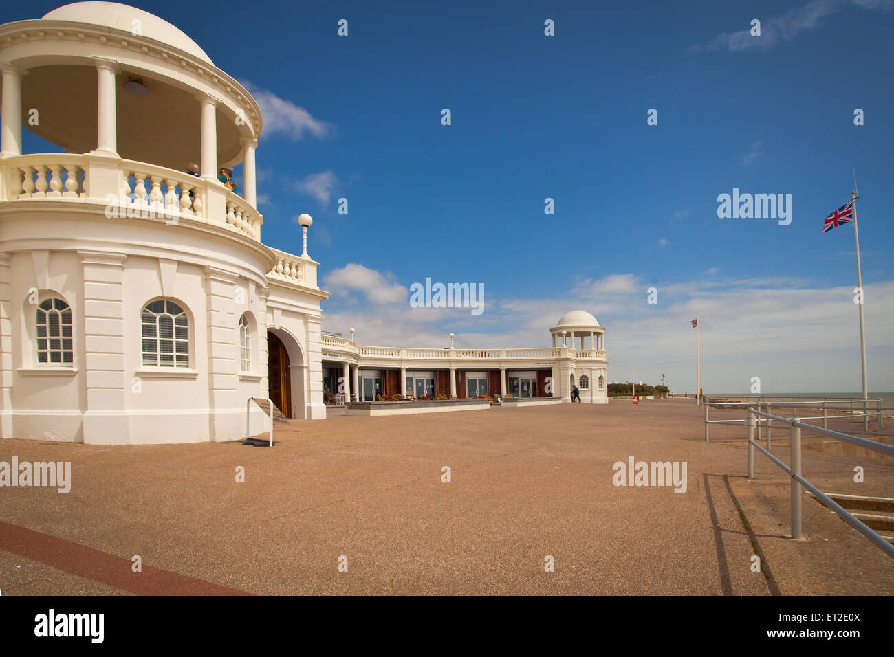 Die Kuppeln und die Uferpromenade an der Klasse 1 aufgeführten Art Deco Gebäude der De La Warr Pavilion in Bexhill Stockfoto