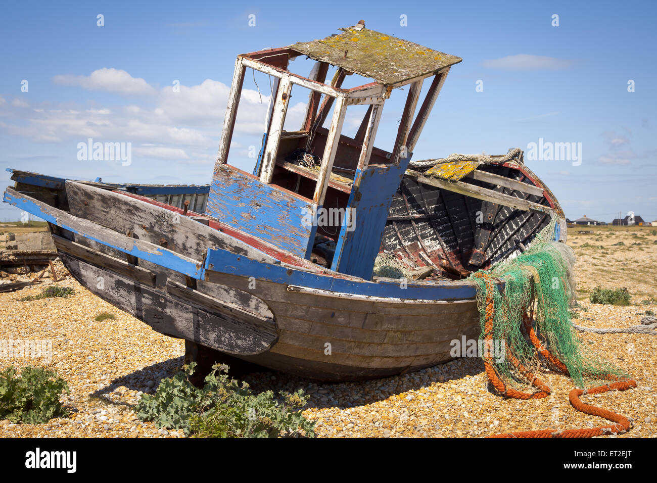 Verlassene Fischerboot auf die Schindel bei Dungeness Kent Fischernetze Fäulnis Stockfoto