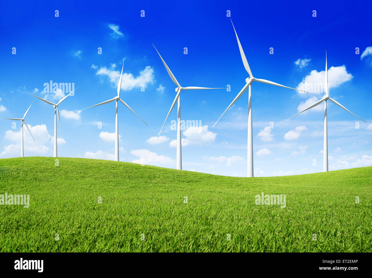 Gruppe von Windenergieanlagen auf dem grünen Hügel Stockfoto
