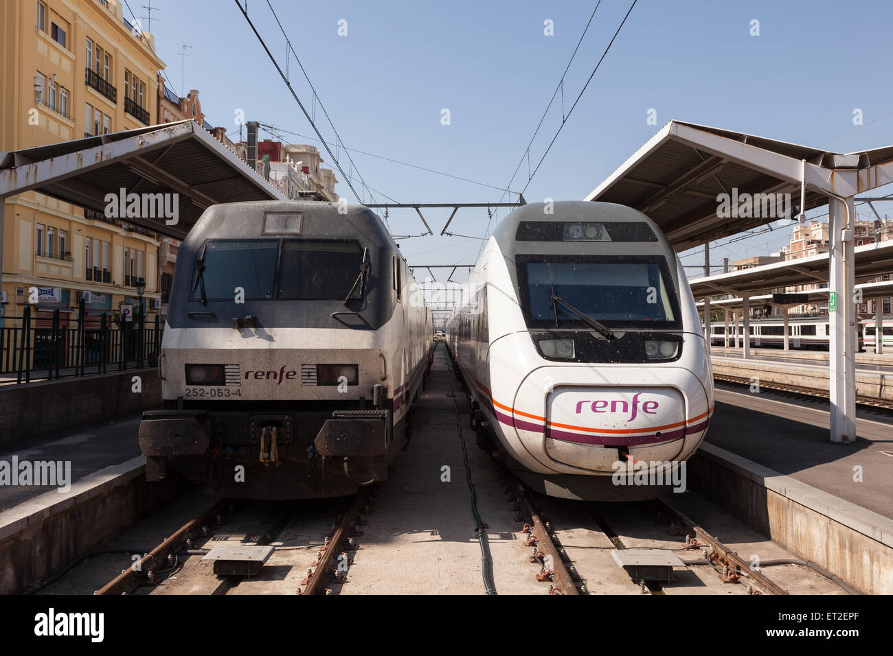 Personenzüge am Nordbahnhof in der Stadt Valencia, Spanien Stockfoto