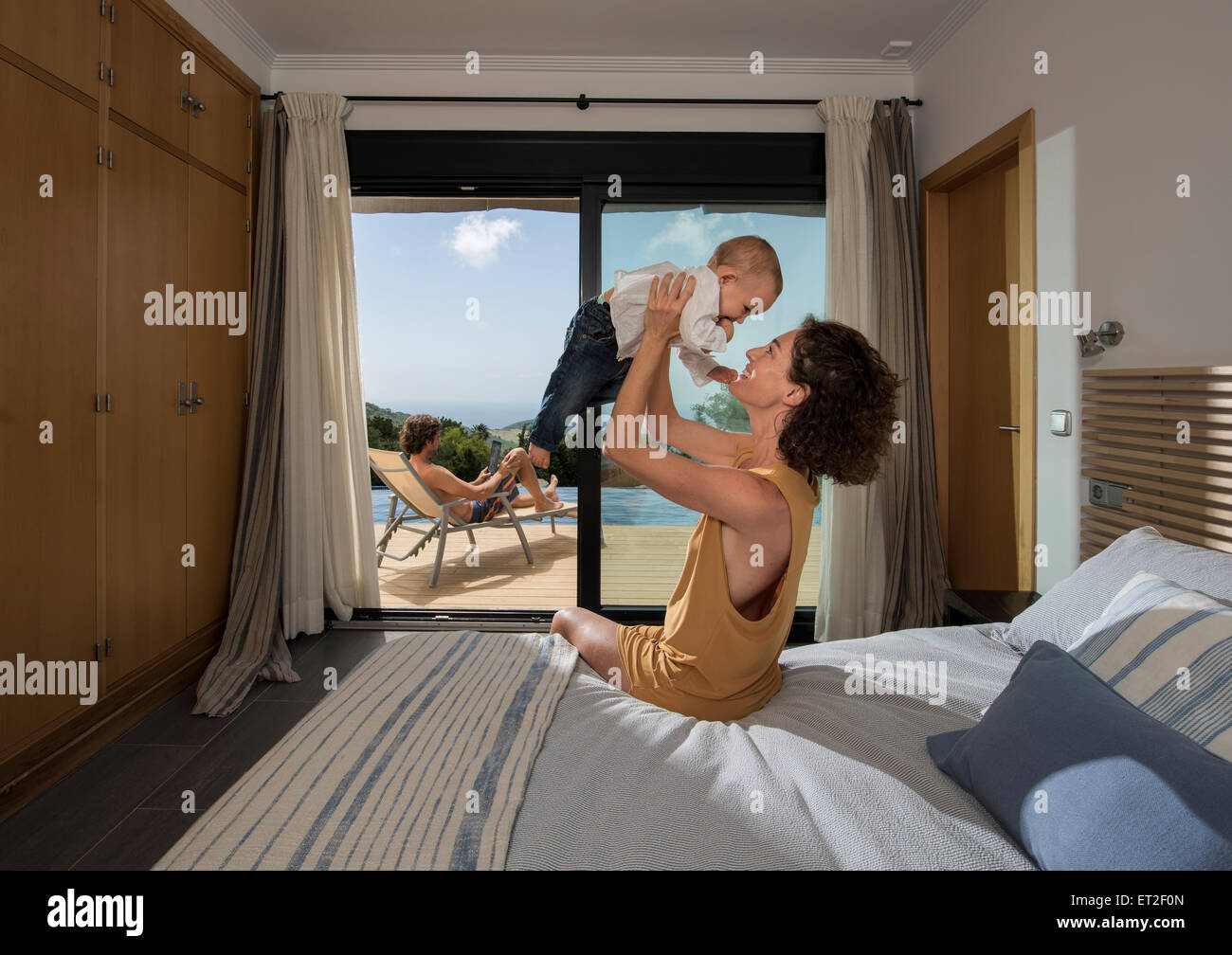 Mutter und Kind im Schlafzimmer. Stockfoto