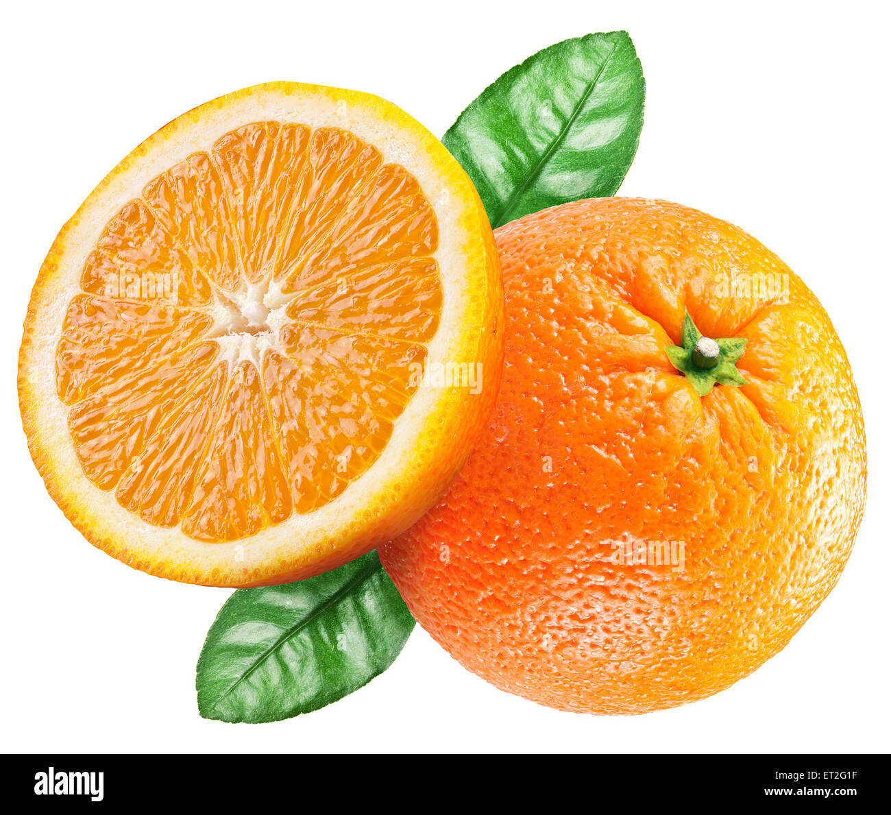 Reife Orange und die Hälfte der Früchte. Datei enthält Beschneidungspfade. Stockfoto