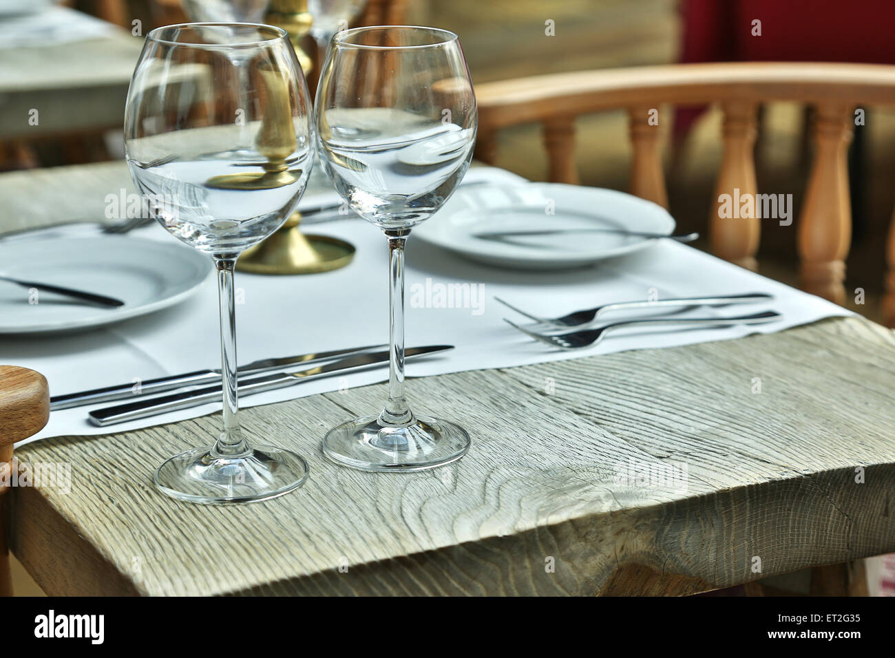Tischdekoration mit Weingläsern im Vintage Café. Stockfoto
