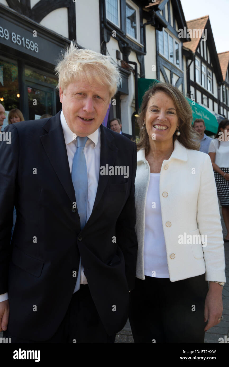 Grün St Green, UK, 11. Juni 2015, Bürgermeister von London, Boris Johnson und Senior Advisor der Freiwilligenarbeit Veronica Wadley besuchen das Maibaum-Projekt für Kranke und behinderte junge Londoner Credit: Keith Larby/Alamy Live News Stockfoto