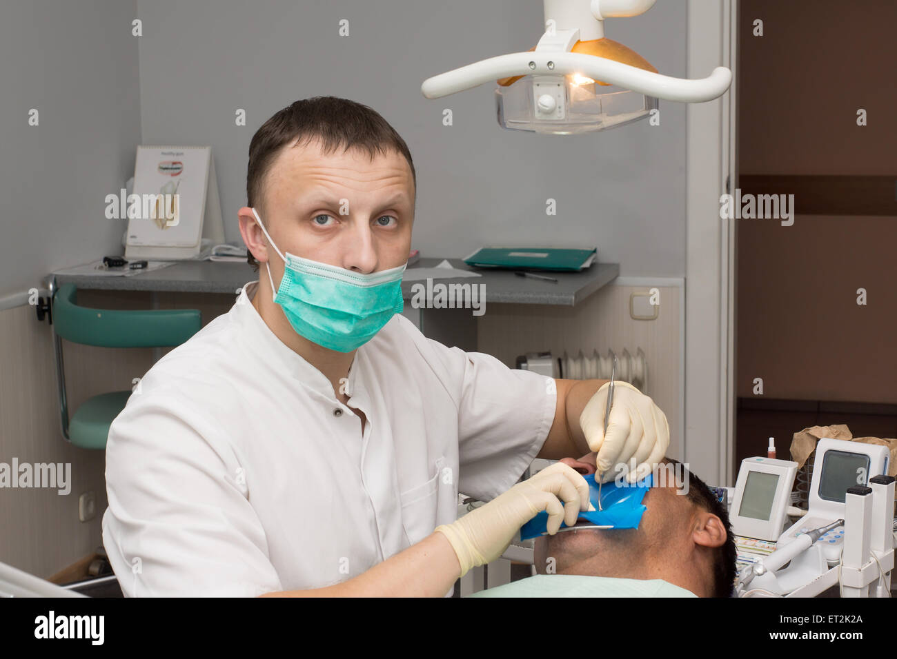 Arzt in weißem Kleid medizinische behandelt Patienten Zähne Stockfoto