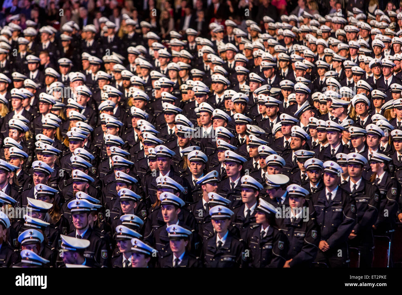 Vereidigung von 1500 neue Polizisten in die in Dortmund, waren über 6000 Familie Mitglieder und Freunde die Zeremonie beobachten. Stockfoto