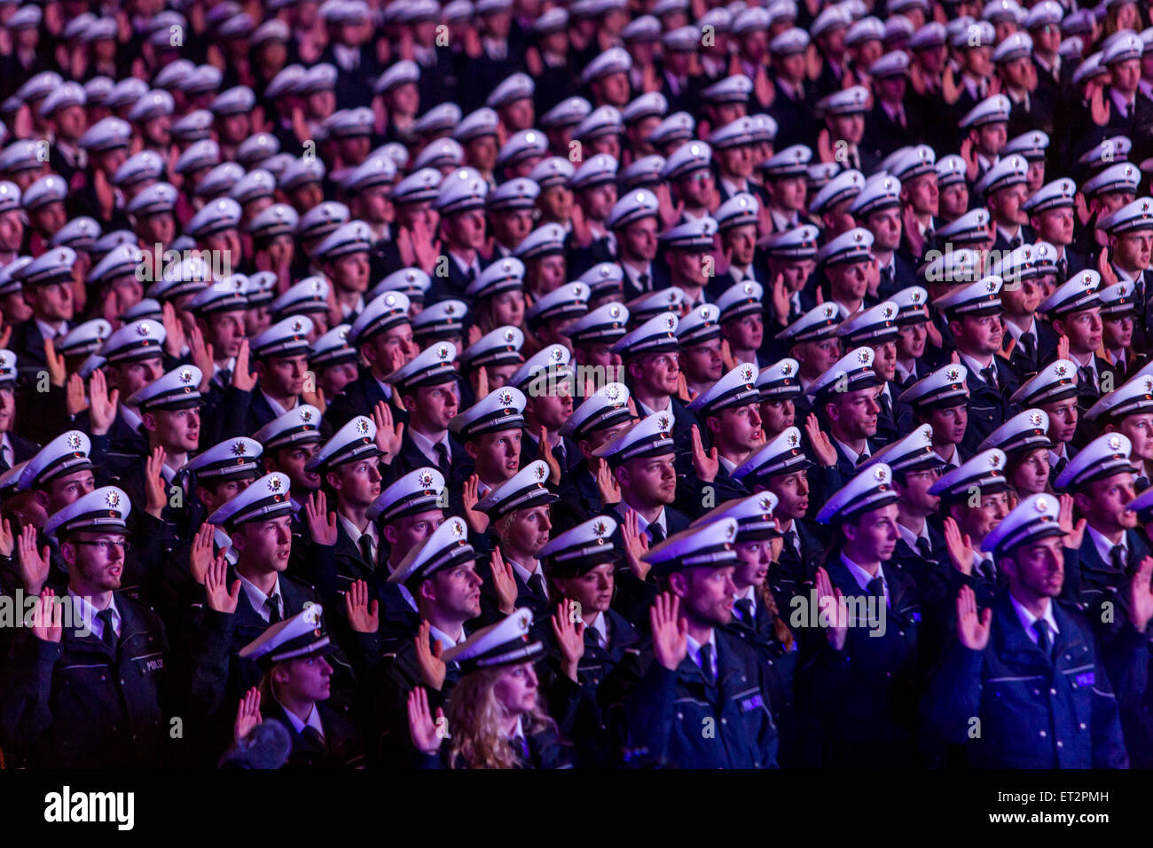 Vereidigung von 1500 neue Polizisten in die in Dortmund, waren über 6000 Familie Mitglieder und Freunde die Zeremonie beobachten. Stockfoto