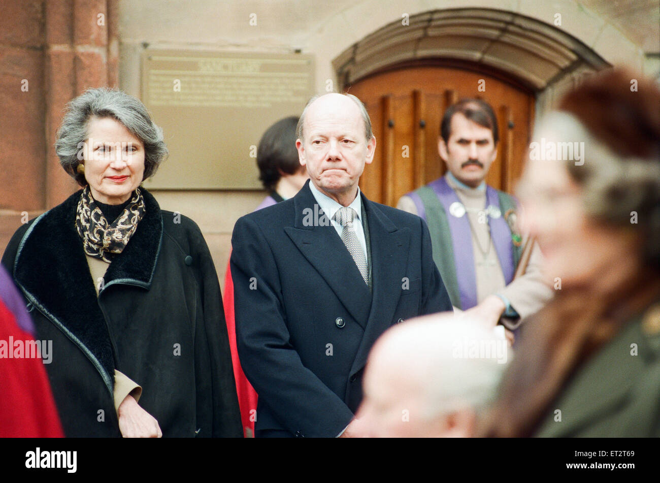 Das Kreuz und Kugel auf Coventry Cathedral im Dienst der Versöhnung, Freitag, 12. Februar 1999. 18ft vergoldet Stahl und Kupfer Kreuz ist gebaut von Alan Smith - offiziell für die Menschen in Dresden präsentiert werden. im nächsten Jahr. Die heutige se. Stockfoto