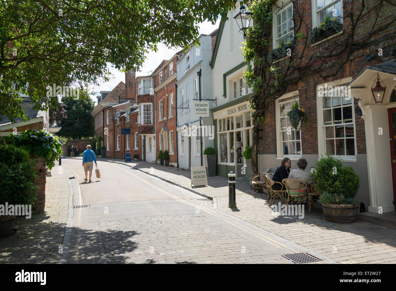 Einer schönen Straße im Winchester UK im Sommer mit Menschen zu Fuß und Einkaufen und Altbauten Stockfoto