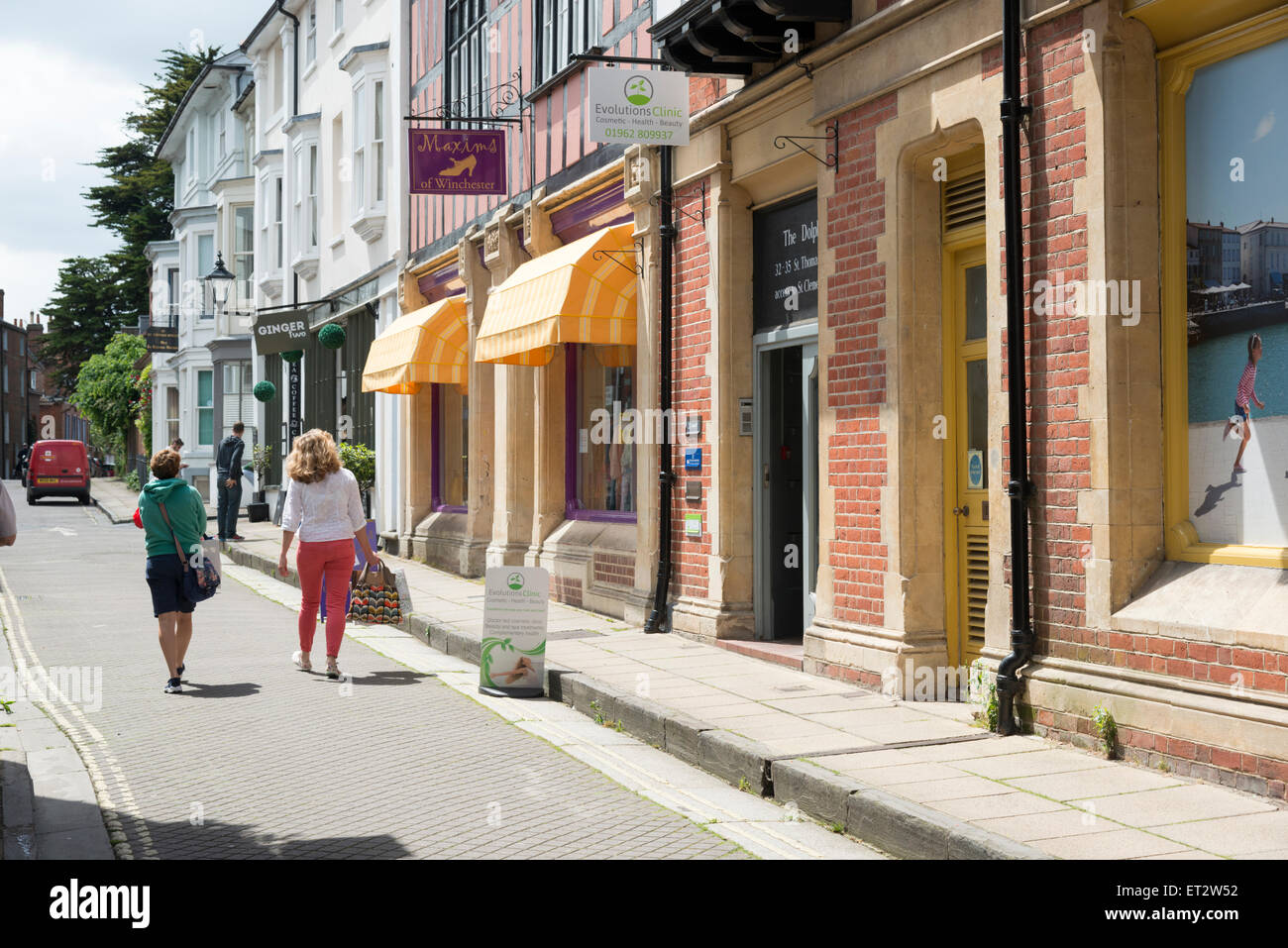 Einer schönen Straße im Winchester UK im Sommer mit Menschen zu Fuß und Einkaufen und Altbauten Stockfoto