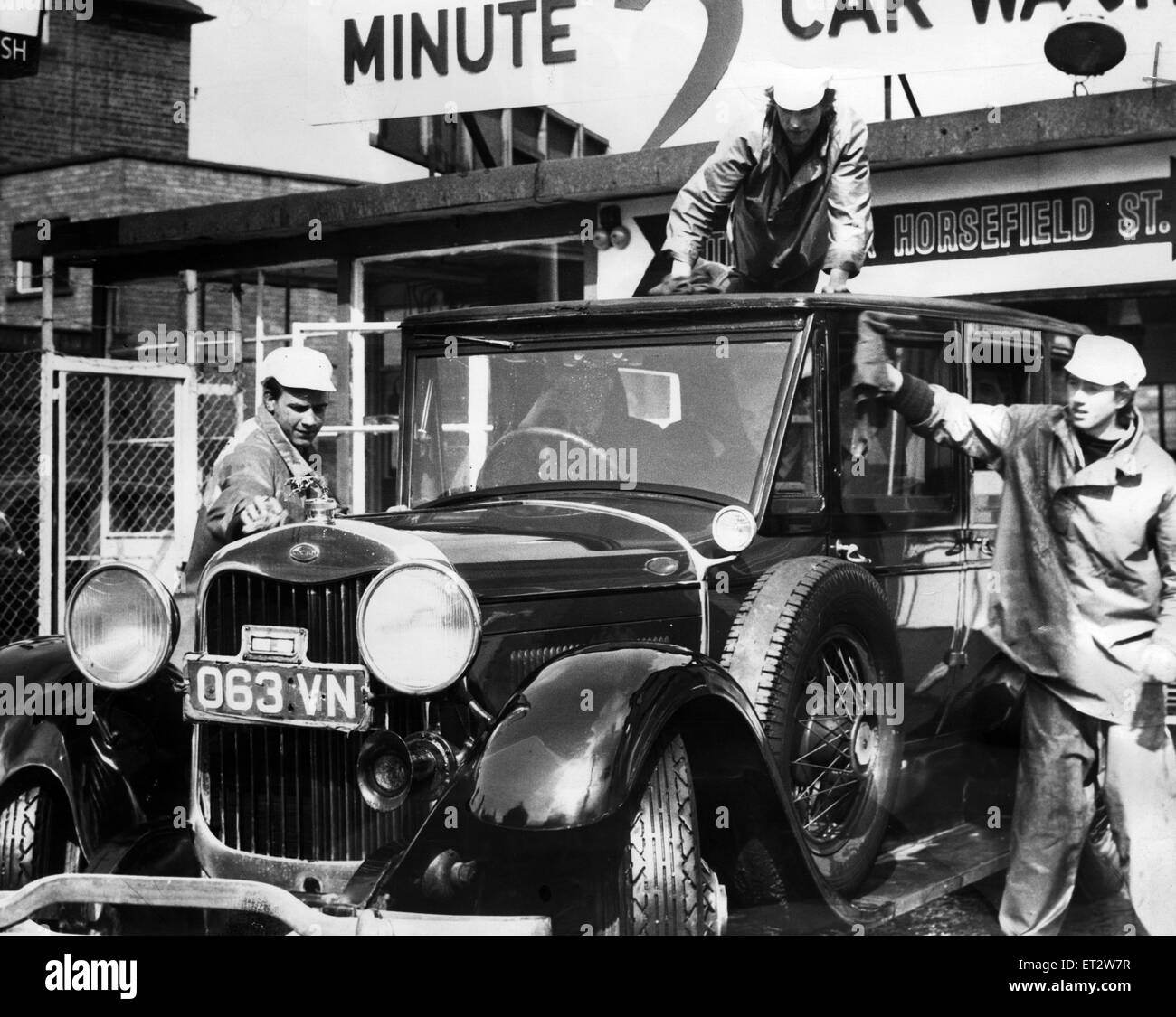 1928-Lincoln-Limousine im Besitz von meinem Ayrton Marske, bekommt waschen und Polieren von "Waschen und auffrischen" Jungs, zwei Minute Car Wash, Middlesbrough, 16. April 1964. Stockfoto