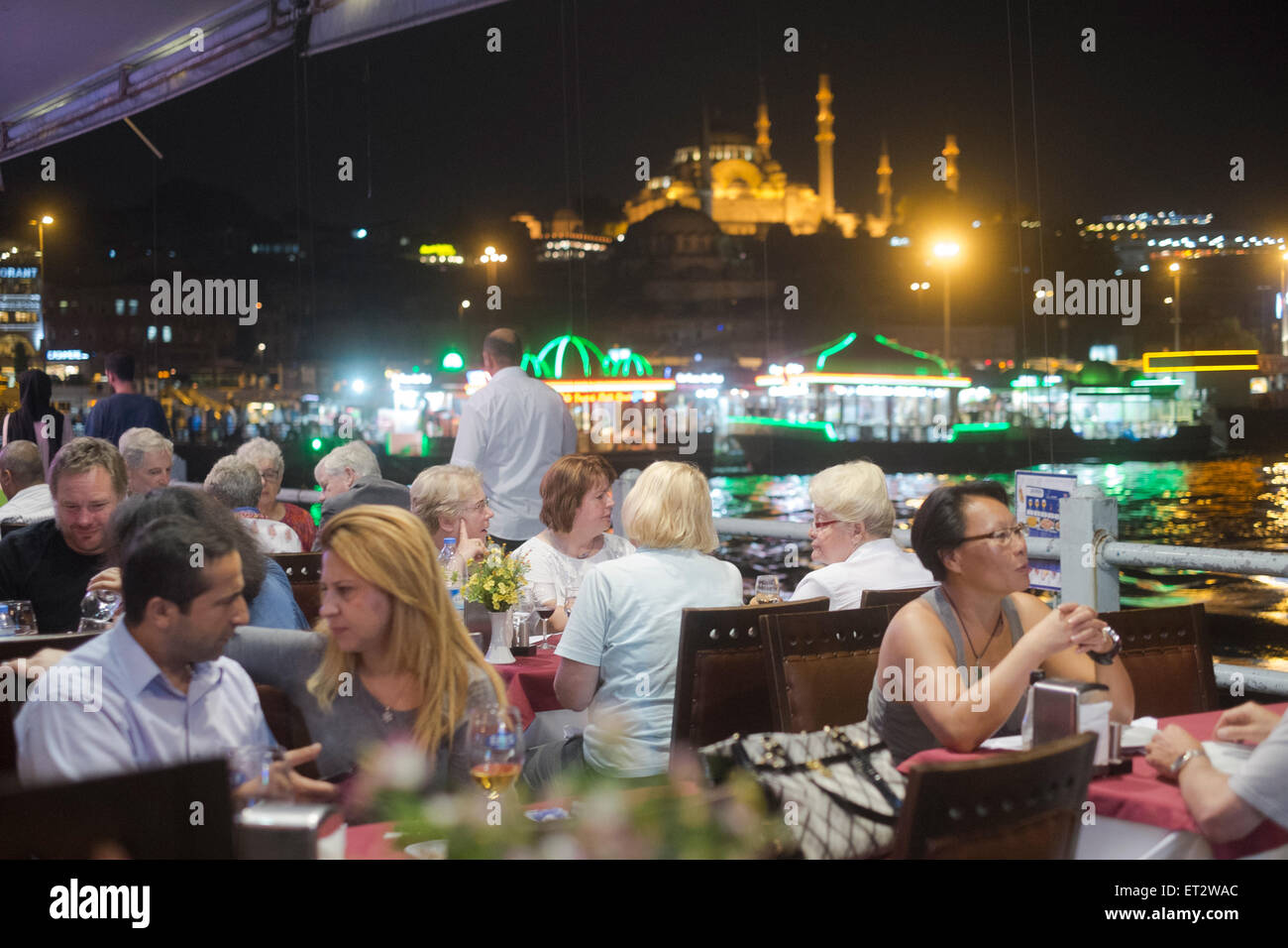 Istanbul, Türkei, Gäste in den Restaurants auf der Galata-Brücke in der Nacht Stockfoto
