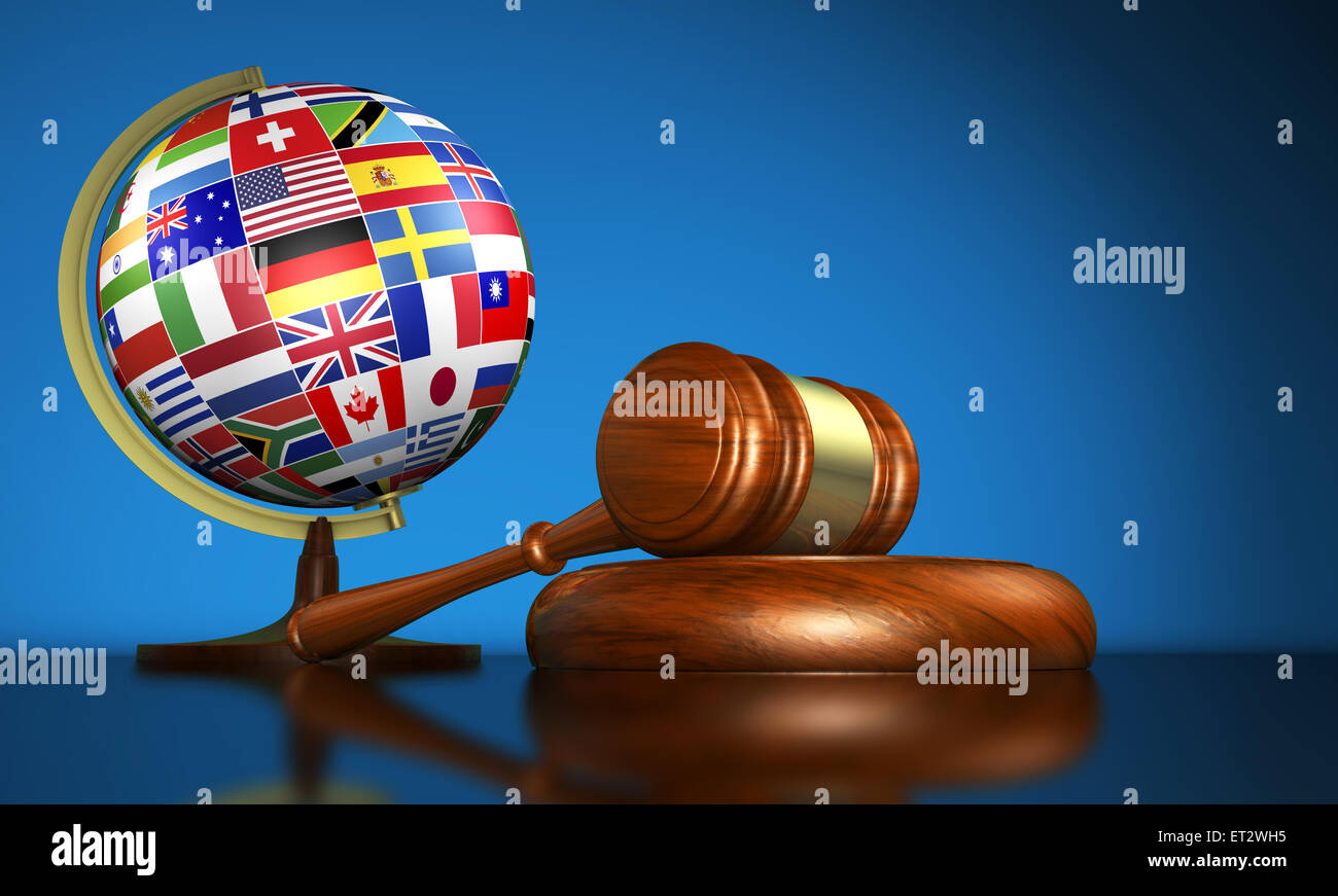 Völkerrecht-Systeme, Gerechtigkeit, Menschenrechte und globale Business-Konzept mit Flaggen der Welt auf eine Schule Kugel und ein Hammer. Stockfoto