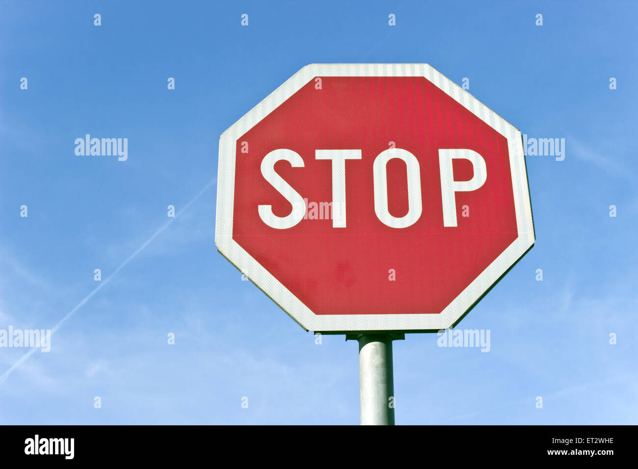 Blauer Himmel Straße Verkehrsschild Zwischenstopp Stockfoto