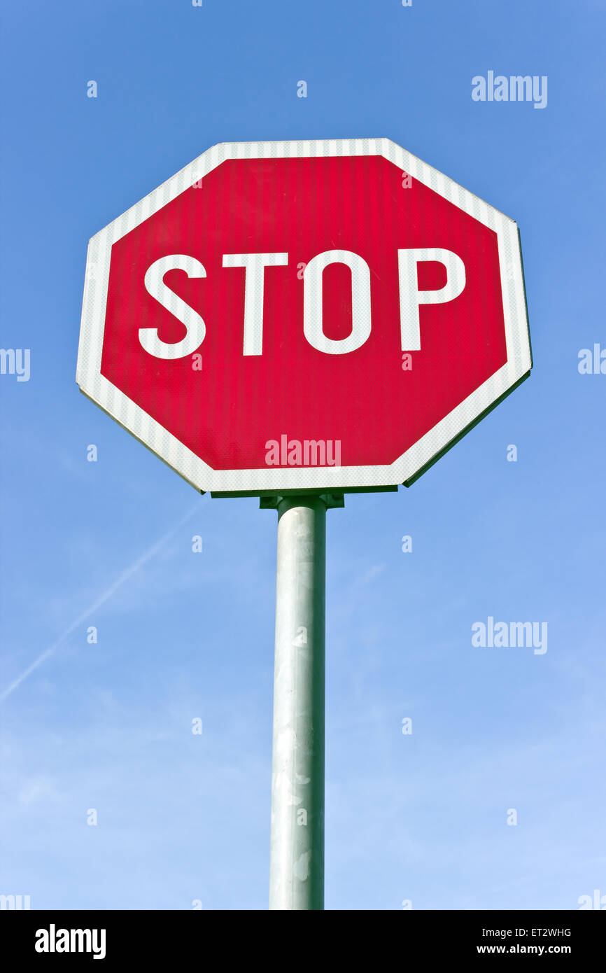 Blauer Himmel Straße Verkehrsschild Zwischenstopp Stockfoto