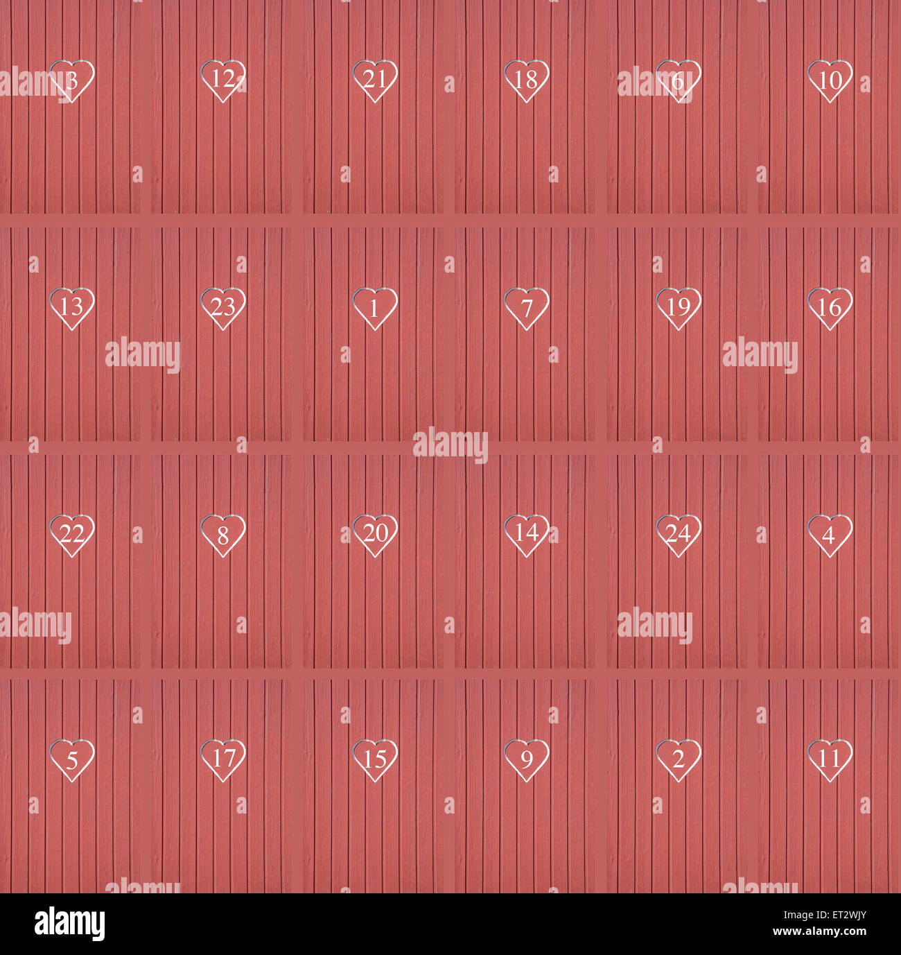 Rote Herzen Kalender Türen. Holz Wand mit roten Herzen nummeriert 1-24 in keiner Reihenfolge für Weihnachten Kalenderhintergrund oder Hintergrund. Stockfoto