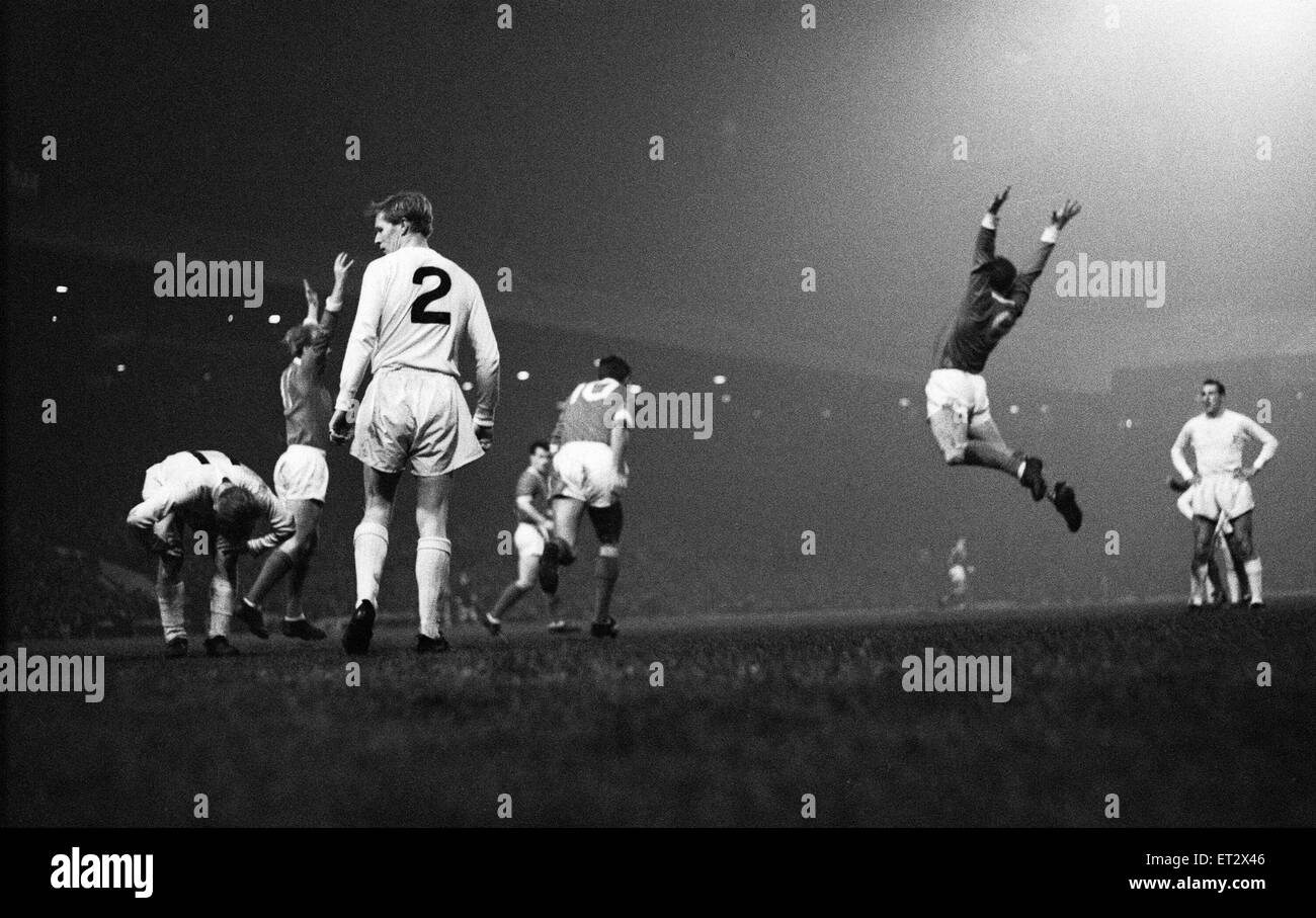 European Cup Gewinner Cup zweite Runde Rückspiel Spiel im Old Trafford. Manchester United 4 V Tottenham Hotspur 1. Torjubel für United-Spieler. 10. Dezember 1963. Stockfoto