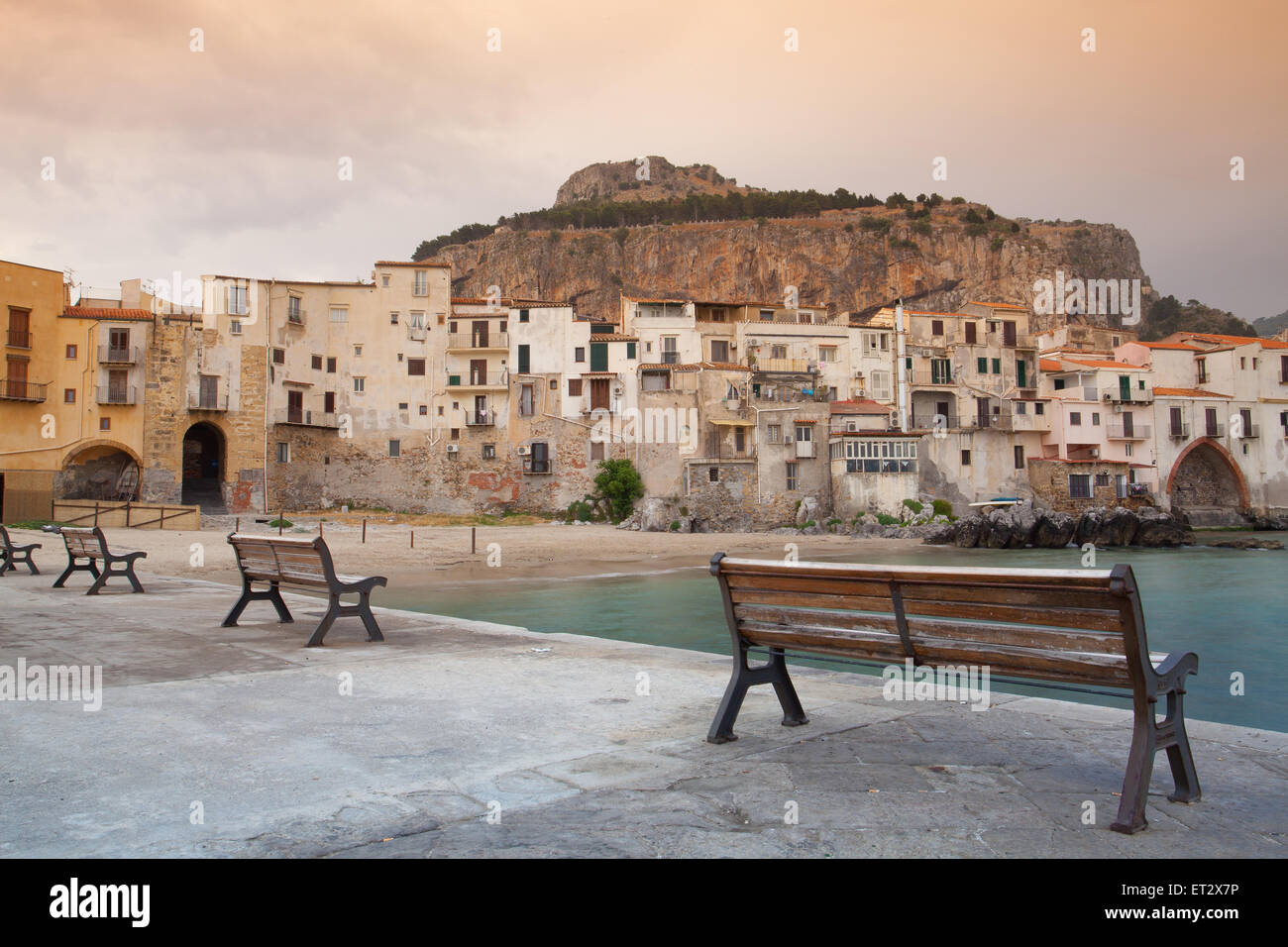 Sonnenaufgang in Cefalù, Sizilien, Italien. Es ist ein attraktiver Ferienort für historische Stadt und Meer. Stockfoto