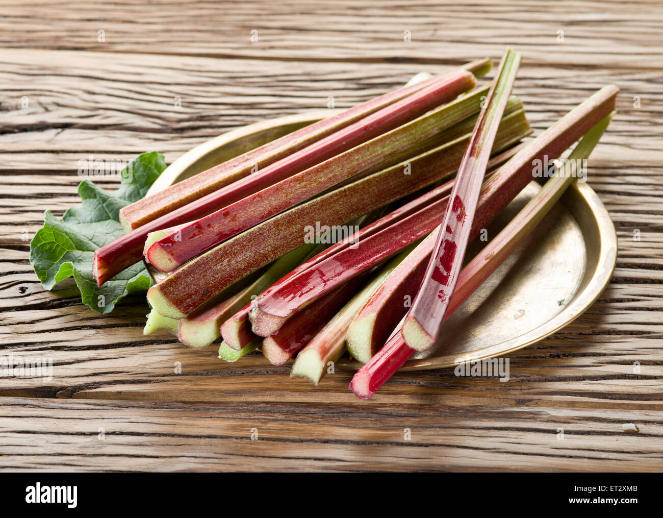 Rhabarber Stängel auf dem Holztisch. Stockfoto