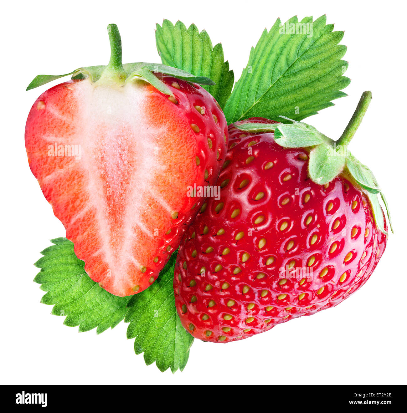 Erdbeere und die Hälfte der Früchte. Datei enthält Beschneidungspfade. Stockfoto