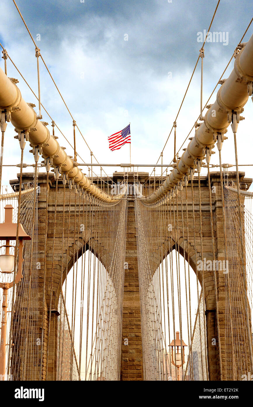 Die Brooklyn-Brücke über den East River von Manhattan nach Brooklyn. Die Brücke ist eine Hybrid Kabel-gebliebene Hängebrücke in New York City, USA Stockfoto