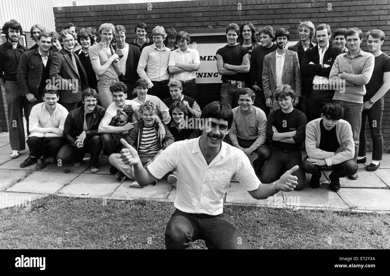 Alle Lächeln von Paul Hoskins von Normanby, wer hat seine Lehre bei Skipper Lane Industriegebiet beendet und beginnt am Dienstag. 28. August 1982. Stockfoto