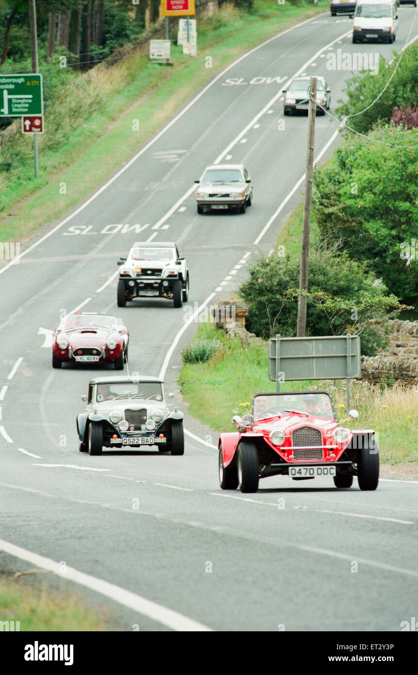 Bausatzfahrzeuge Kopf ab in einem Konvoi auf der Moor-Straße in Whitby, 6. August 1994. Stockfoto