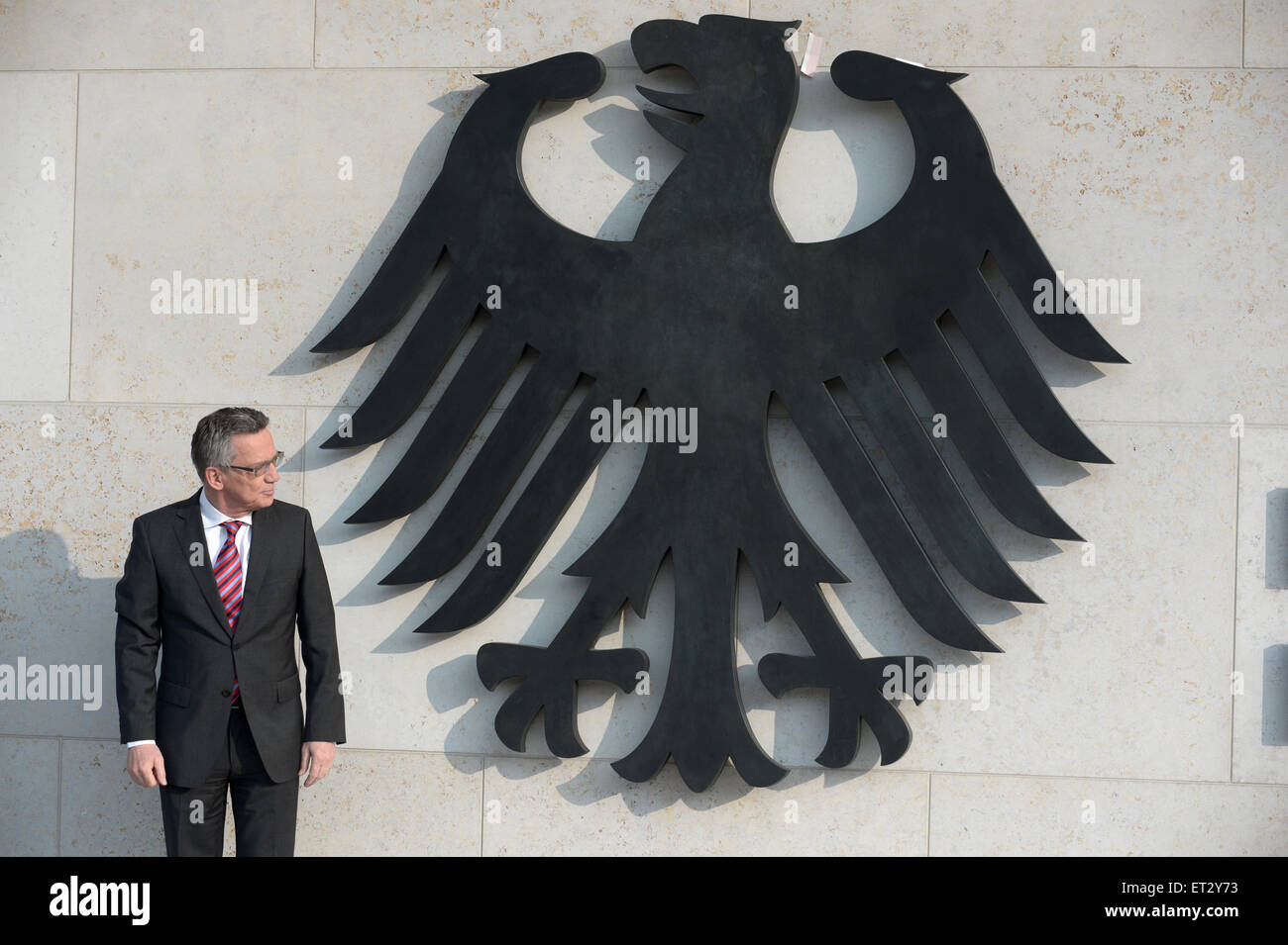 Berlin, Deutschland, Bundesinnenminister Thomas de Maizière, CDU, neben der Bundesadler Stockfoto