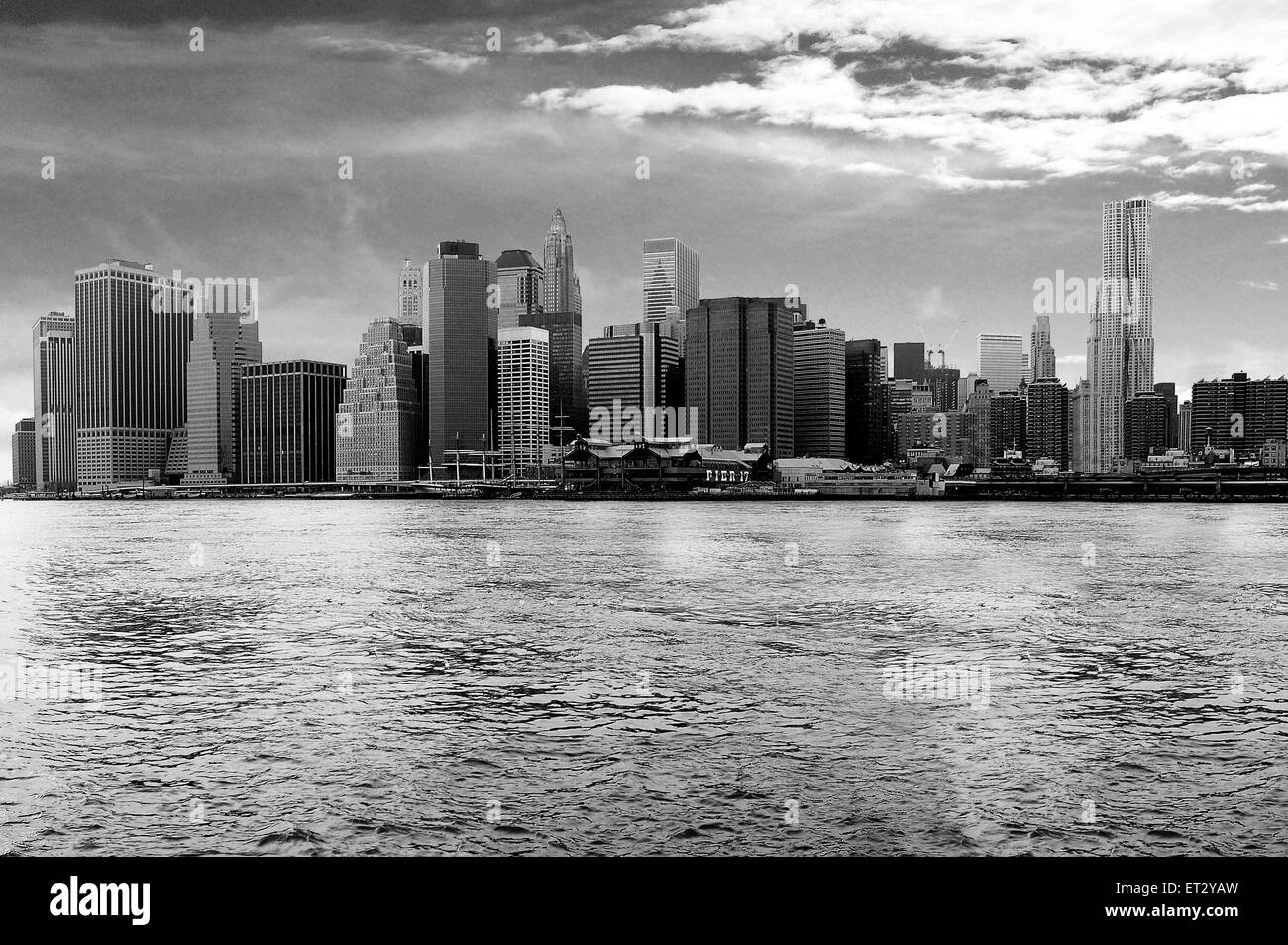 Auf der Suche nach den besten Blick auf New York City ist das berühmte Skyline von Manhattan genommen über den East River - USA Stockfoto