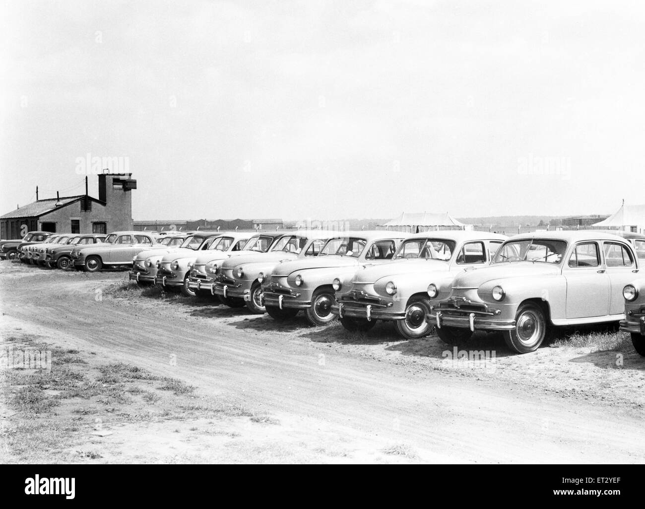 Standard Vanguard Autos warten auf Lieferung gesehen hier am Flughafen Baginton Juni 1954 Stockfoto