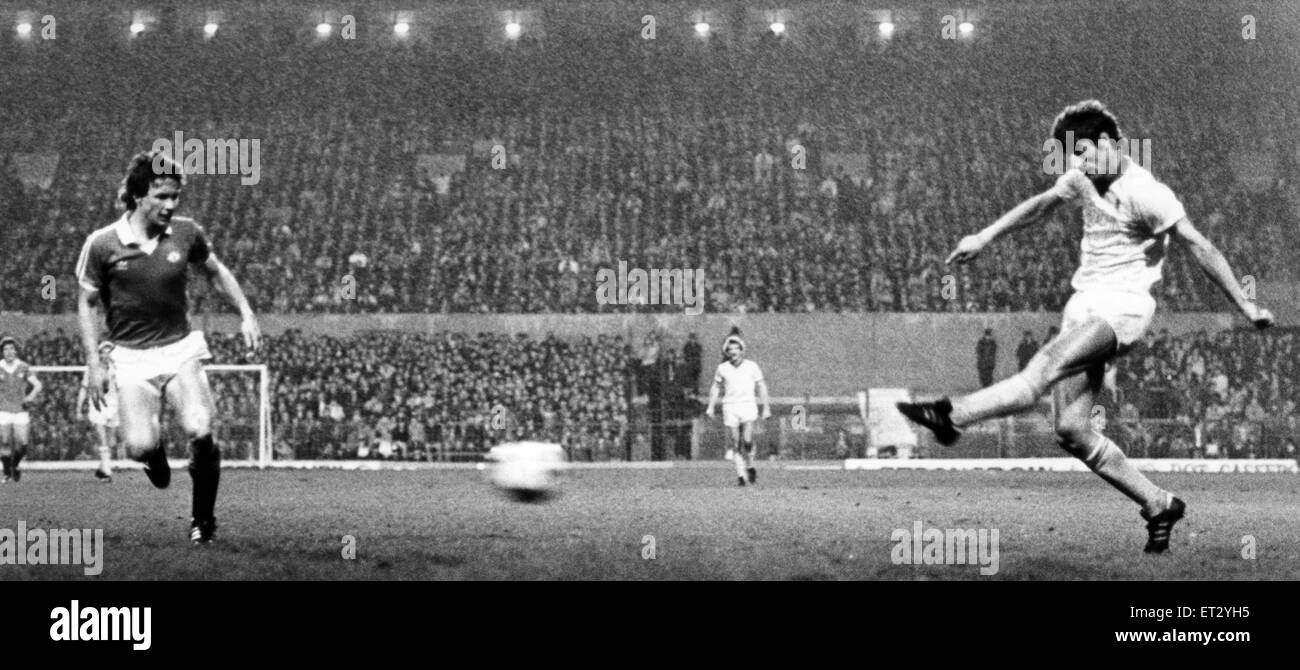 Manchester United 0-3 Liverpool-League-Spiel im Old Trafford, Mittwoch, 7. April 1982. Ian Rush schießt gerade breit. Stockfoto