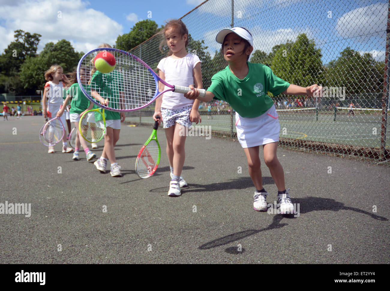 Wimbledon, London. England. Juni 2015. Bild zeigt Mitglieder der Wimbledon Junior Tennis Initiative (WJTI)-Ausbildung in Wimbledon Park im Vorfeld bis zu The Championships beginnt am 29. Juni dieses Jahres.  Die WJTI ist eine Gemeinschaftsinitiative Tennis von The All England Club geführt.  Es ist ein einzigartiges System erweitert die Basis an der Basis durch die Besuche von Schulklassen und bietet den Spielern die Chance, ihre Fähigkeiten entwickeln und genießen das Spiel in den Sessions im Club statt. Stockfoto