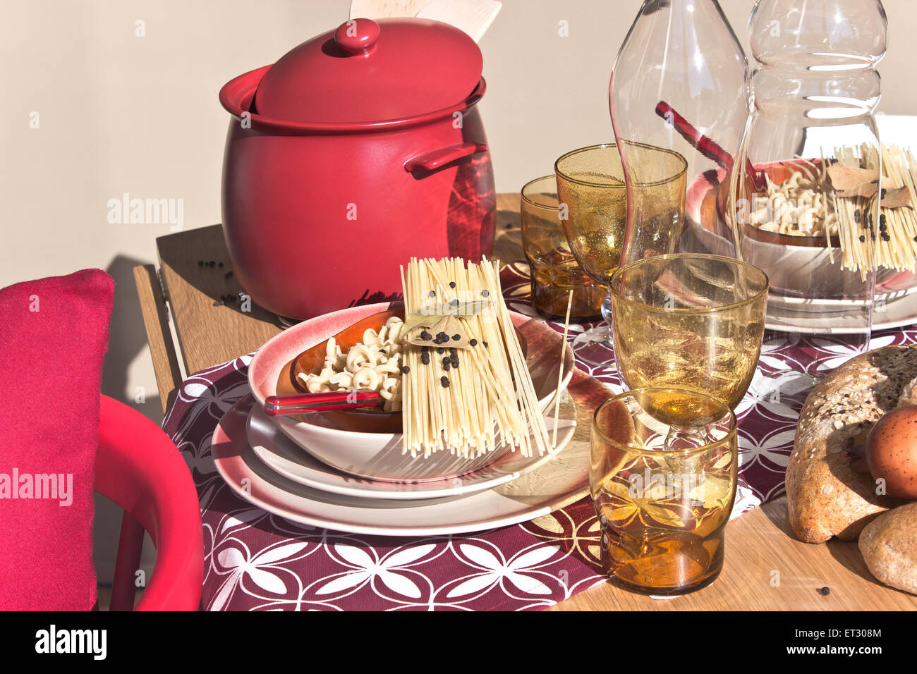 Tischdekoration mit trockenen Spaghetti auf Tellern Stockfoto
