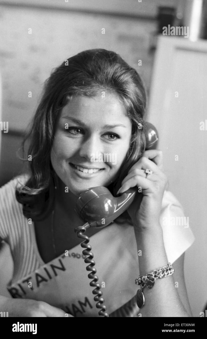 Carole Fletcher, 19 aus Southport, gekrönt Miss Großbritannien in Morecambe, 31. August 1966. Auf Telefon, Verlobte abgebildet. Stockfoto