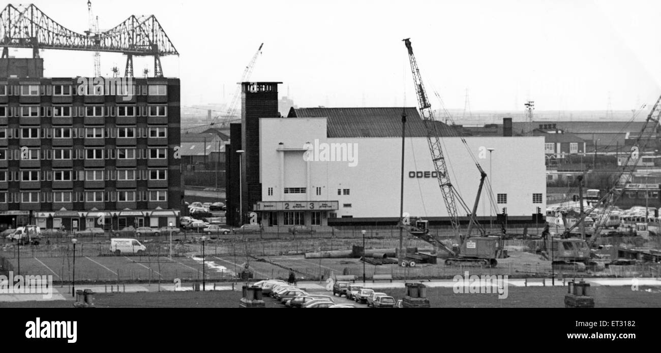 Krane stehen wie Bauarbeiten an der neuen 12 Millionen Pfund Justizpalast in Corporation Road, Middlesbrough, 5. Februar 1988 beginnt. Auch abgebildet, Odeon-Kino und die Tees Schwebefähre im Hintergrund. Stockfoto