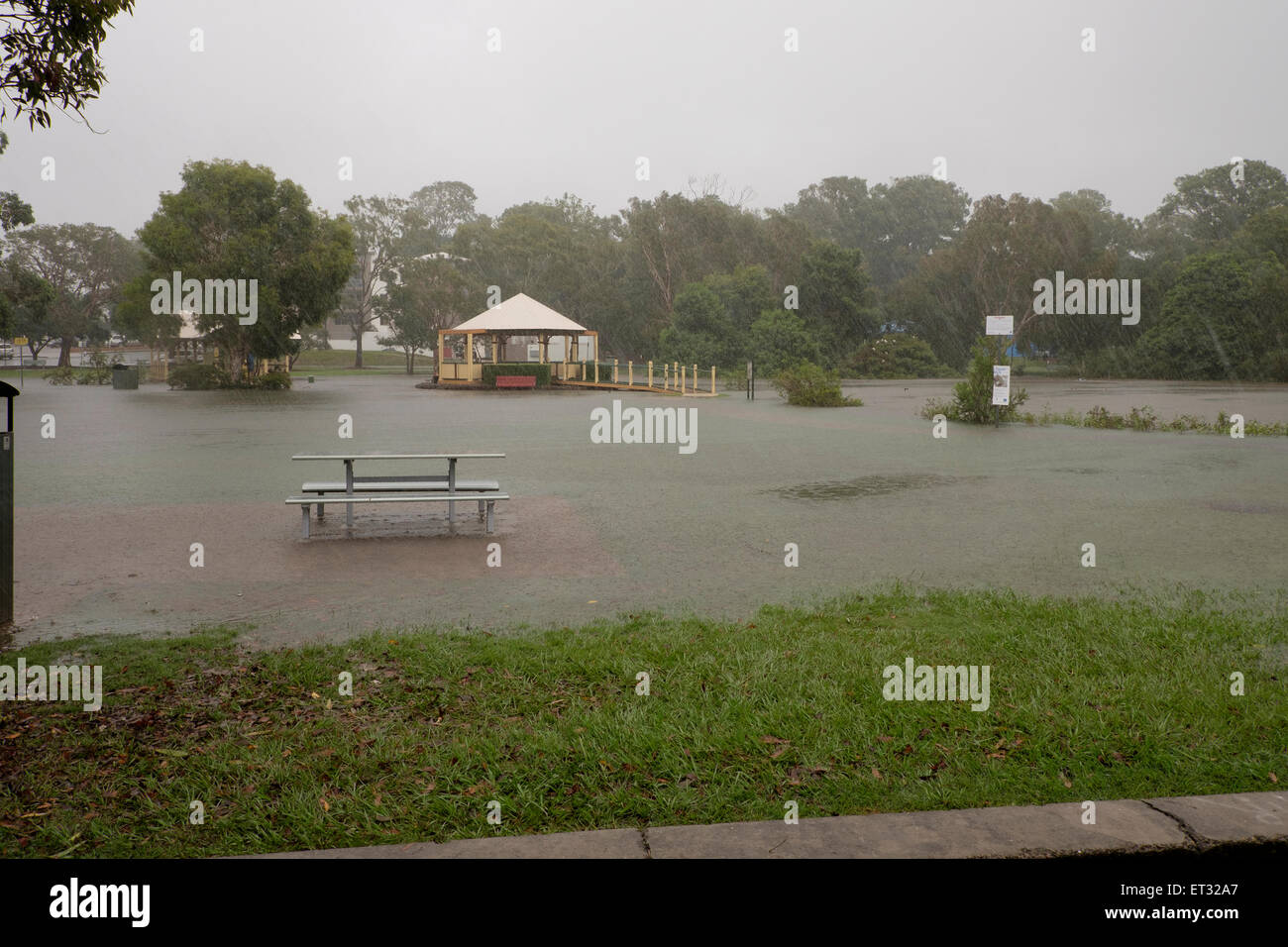Entlang der Uferpromenade Sandgate mit Wetter hervorgerufen durch Ex-tropischer Wirbelsturm Marcia Stockfoto