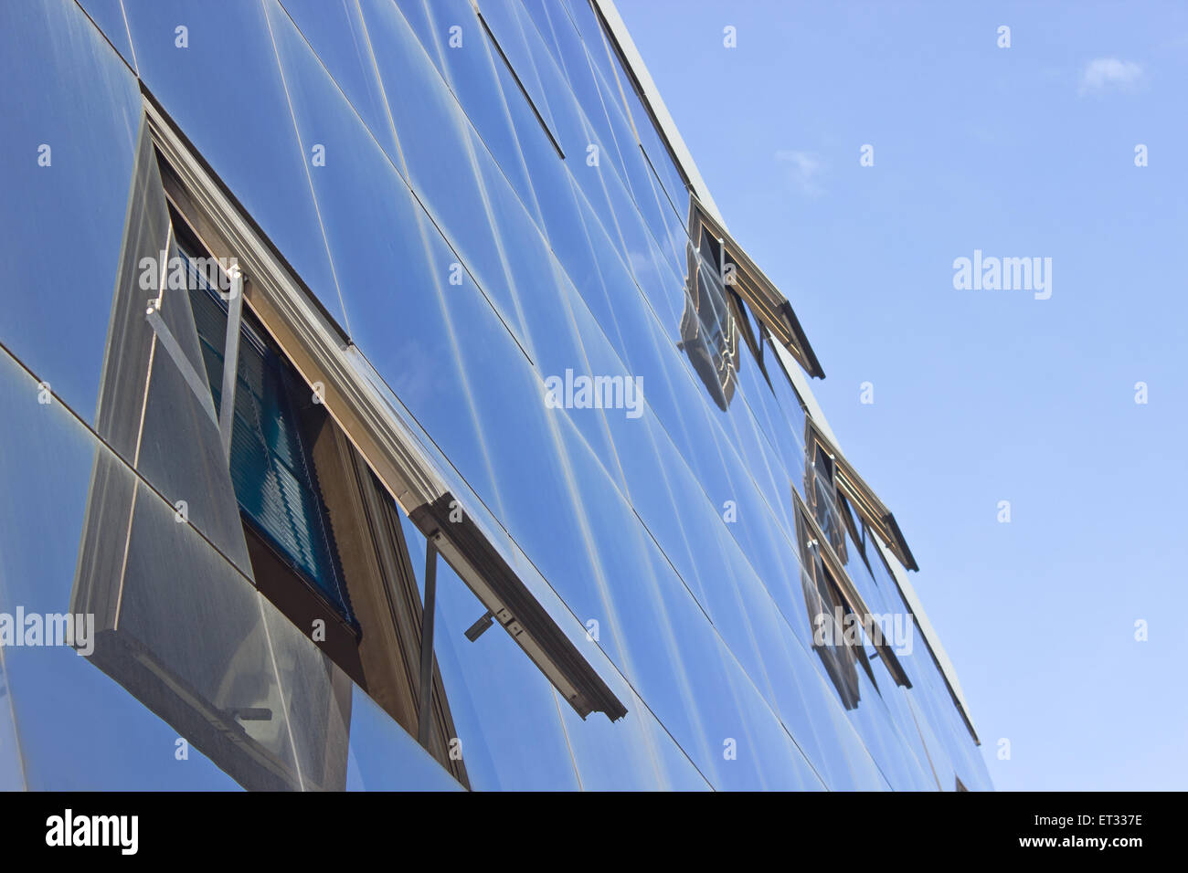 Büro Glas Gebäude Fassade und blauer Himmel Stockfoto