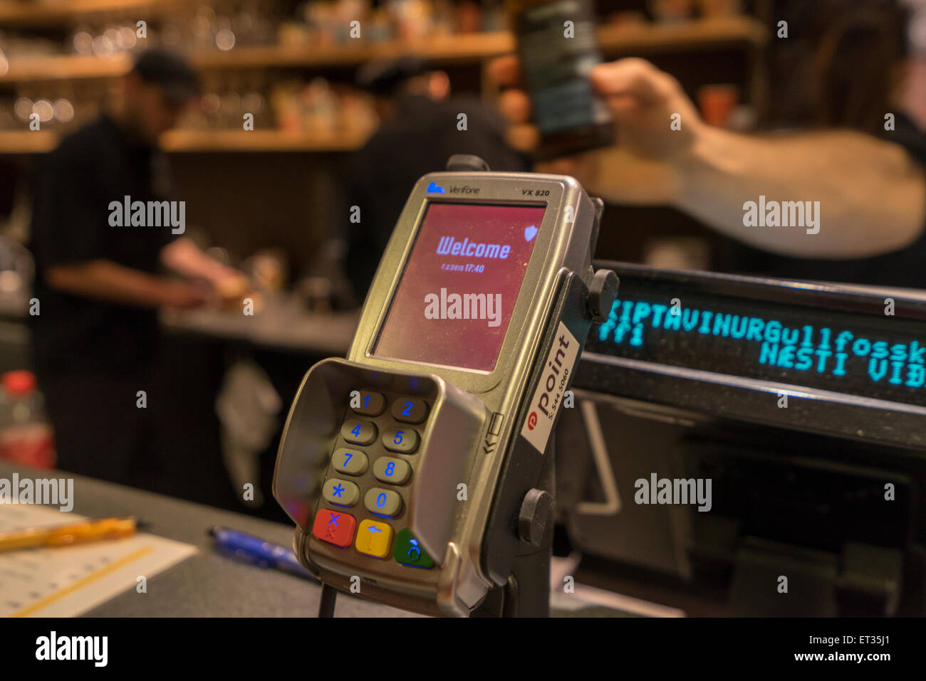 Kreditkartenleser in kleinen Café, Island Stockfoto